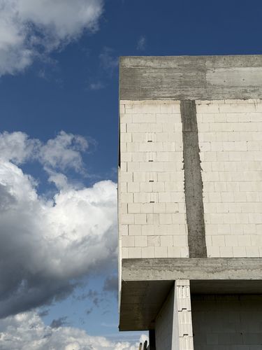 Bliźniaki, kt&oacute;re nie wyglądają jak bliźniaki &mdash; nowoczesne osiedle w Kajetanach